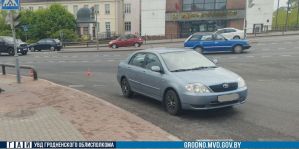 На пешеходном переходе у "Приорбанка" в Гродно велосипедистка угодила под колеса легковушки. Кому-то зеленый не горел