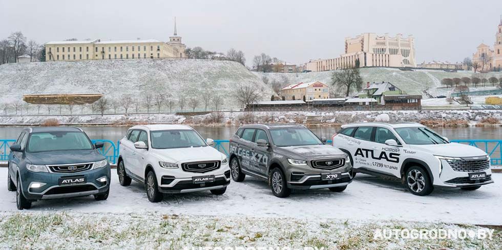 "Продавать первые Geely Atlas было сложно": менеджер автосалона из Гродно показал эволюцию 4 поколений кроссоверов