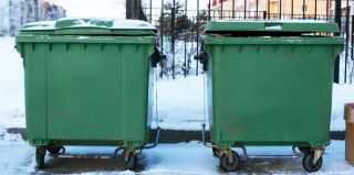 Мусорный контейнер повредил машину во дворе. ЖЭС: виноват ветер