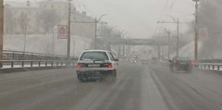 В Гродно водитель проехал по встречке Старый мост. В комментариях к ролику разгорелись споры