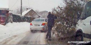 В Гродно трал проехал по Калиновского и зацепил дерево. Вот что было дальше